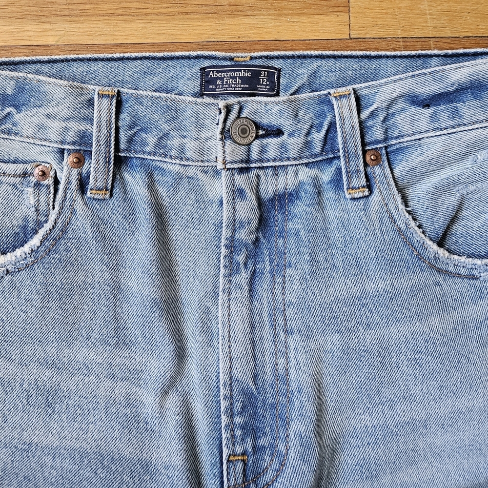 Women's Abercrombie & Fitch distressed jeans. Light wash. Size 12R/31.